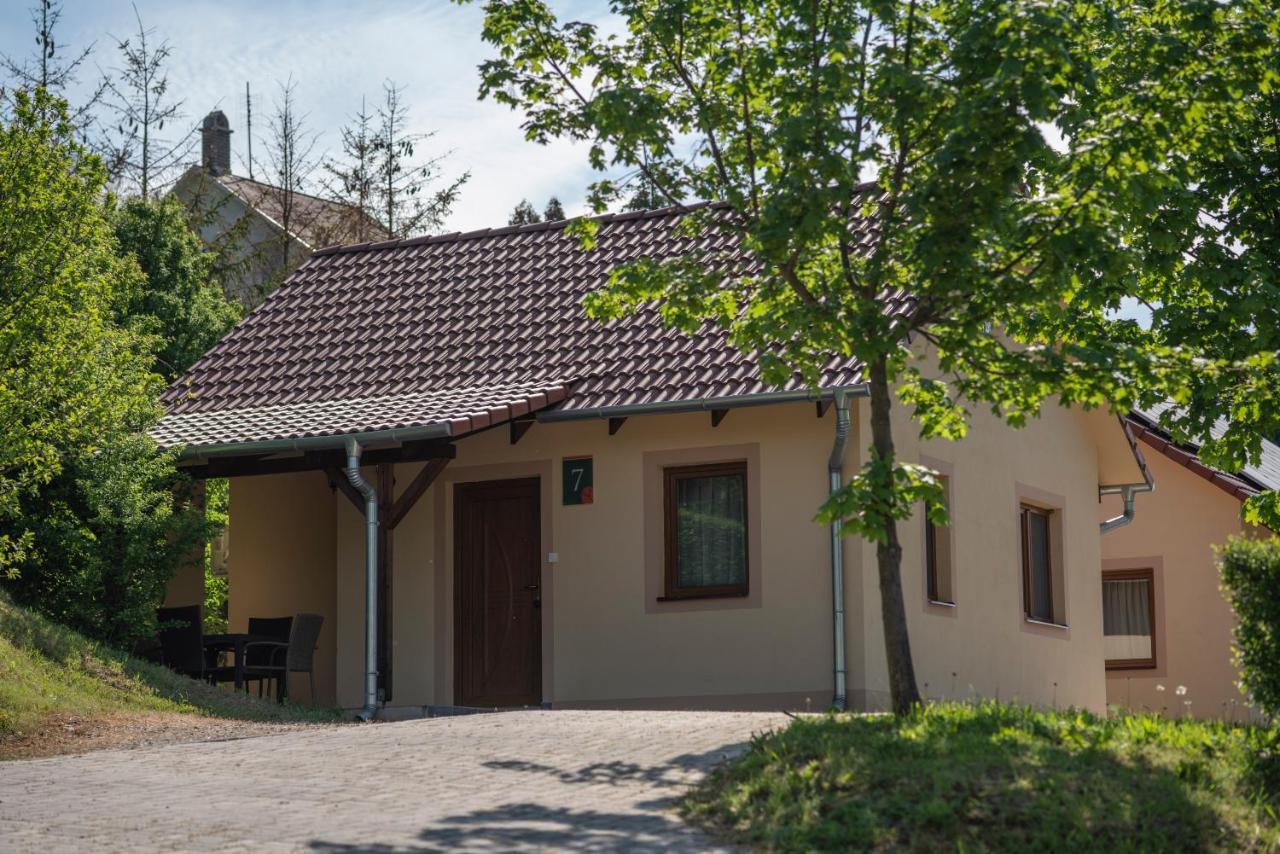 Tulipan Apartman Eger Buitenkant foto